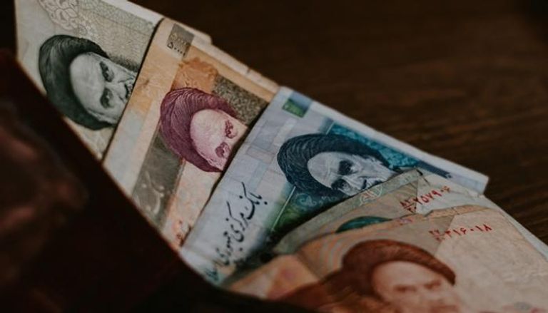 تراجع سعر الريال الإيراني أمام الدولار 