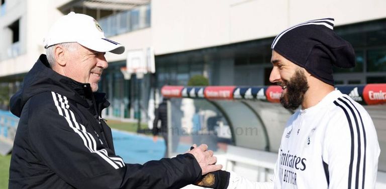 كريم بنزيما وأنشيلوتي كارلو أنشيلوتي مع نجوم ريال مدريد