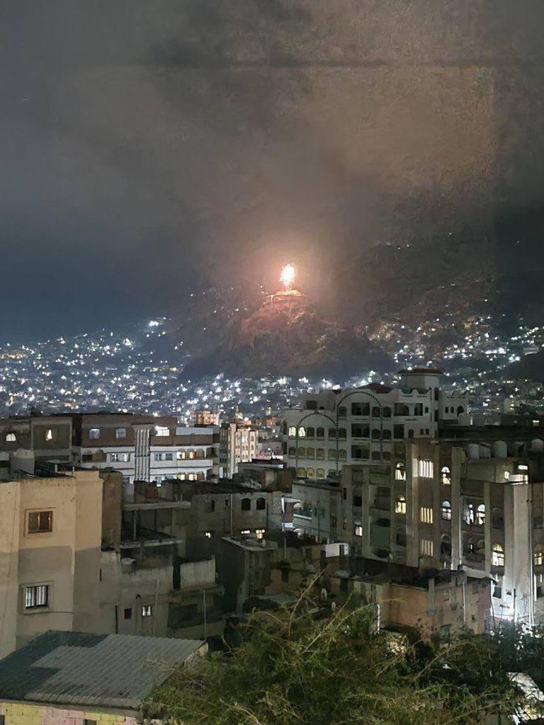 يمنيون يتابعون مباراة المغرب أمام البرتغال