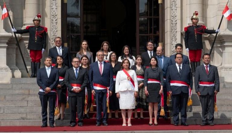 رئيسة بيرو تتوسط أعضاء الحكومة الجديدة