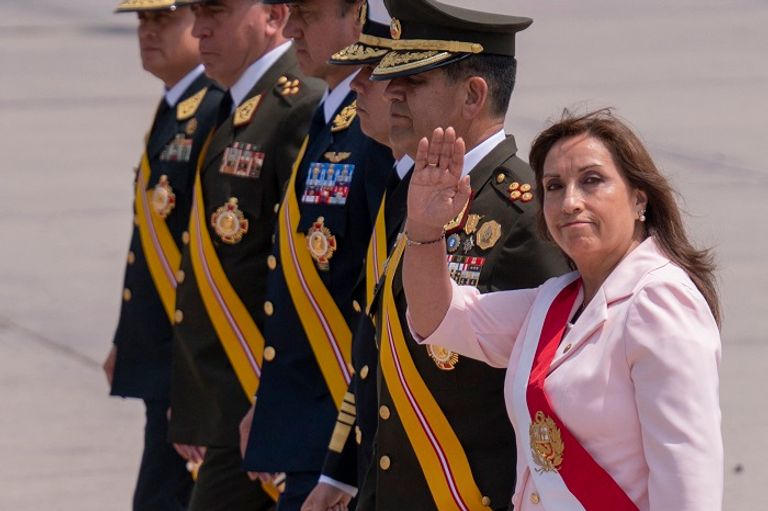 رئيسة بيرو الجديدة دينا بولوارت رئيسة بيرو تتوسط أعضاء الحكومة الجديدة