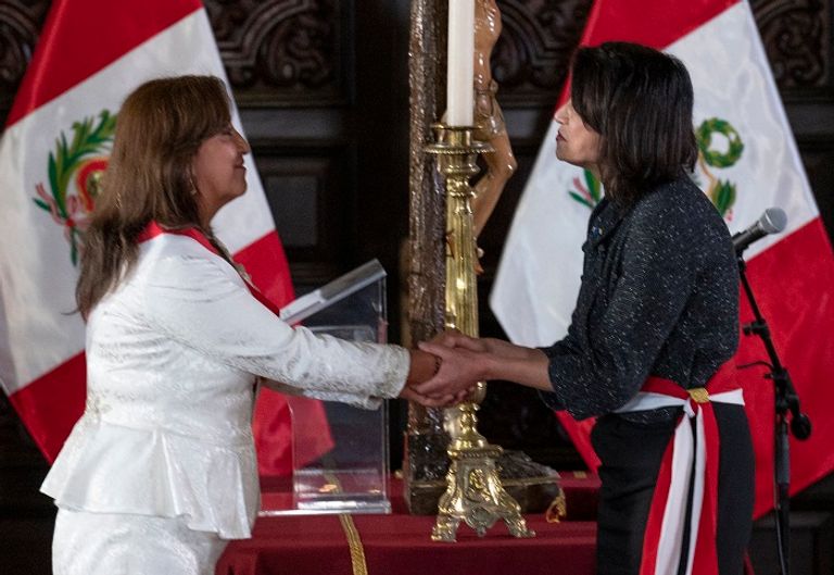 رئيسة بيرو مع آنا سيسيليا جيرفاسي وزيرة الخارجية الجديدة رئيسة بيرو تتوسط أعضاء الحكومة الجديدة