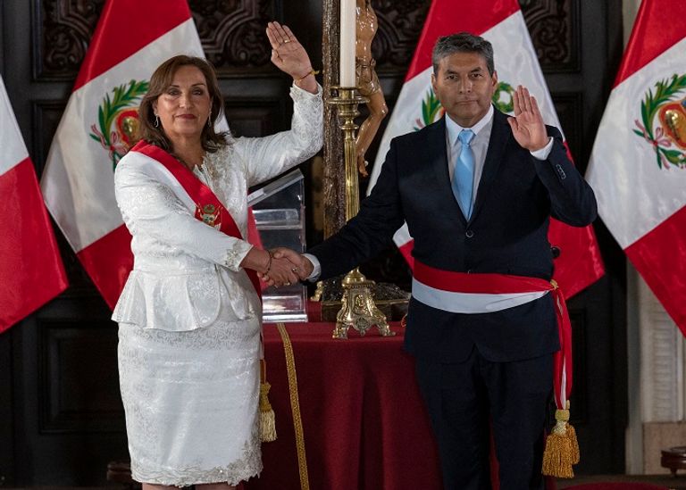 رئيسة بيرو مع سيزر فيرنانديز وزيرا الداخلية الجديد رئيسة بيرو تتوسط أعضاء الحكومة الجديدة