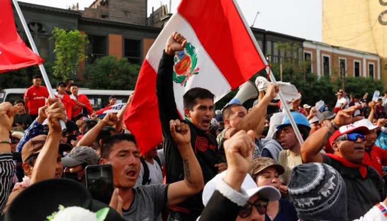 أنصار الرئيس المعزول خلال مظاهرة في بيرو 