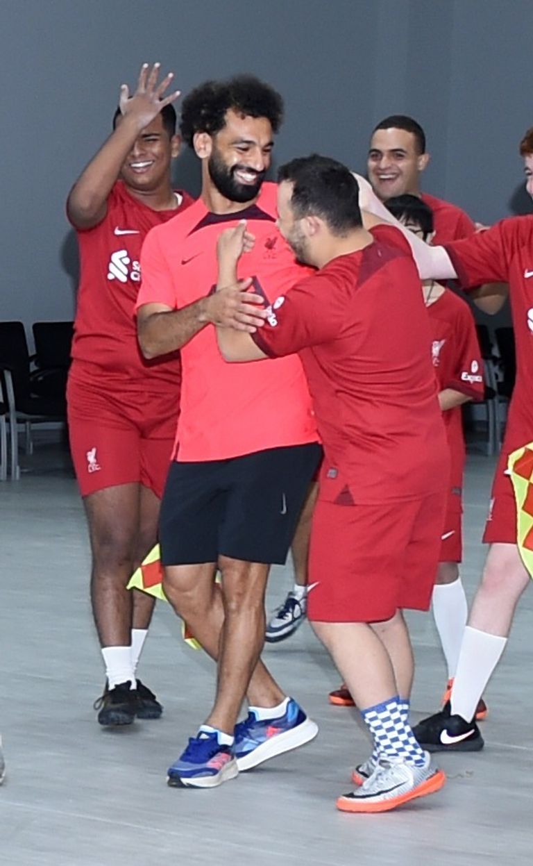 محمد صلاح يتوسط طلبة المركز