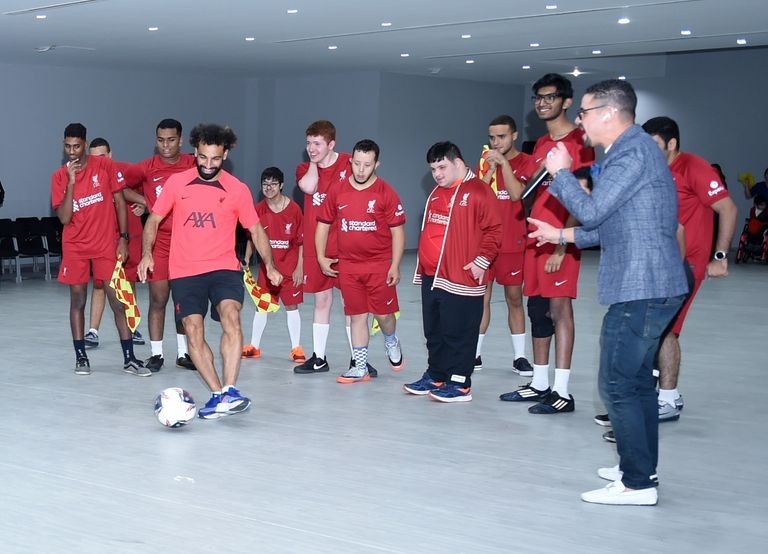 محمد صلاح يتوسط طلبة المركز