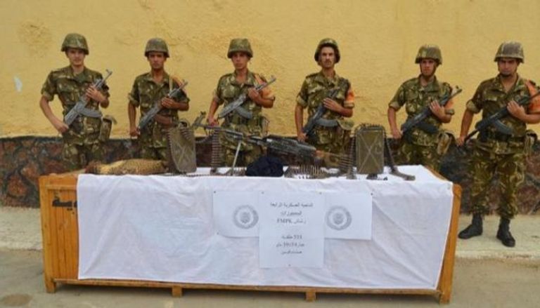 جنود جزائريون مع أسلحة وذخيرة مضبوطة في مداهمة