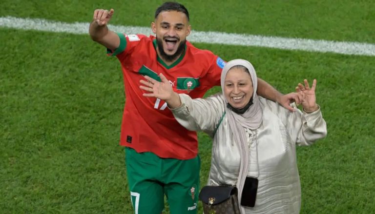 سفيان بوفال نجم منتخب المغرب في كأس العالم 2022 برفقة والدته سفيان بوفال نجم منتخب المغرب في كأس العالم 2022
