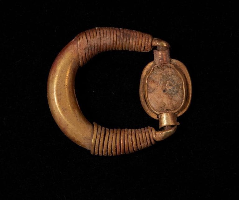 جانب من الحلي الذهبي المكتشف