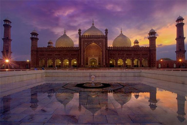 مسجد بادشاهي أحد أماكن السياحة في لاهور