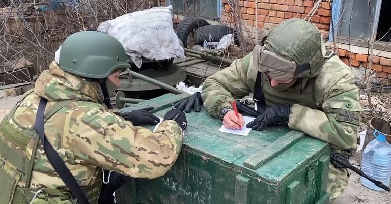 جنود روس يكتبون رسائل إلى أسرهم - روسيا اليوم