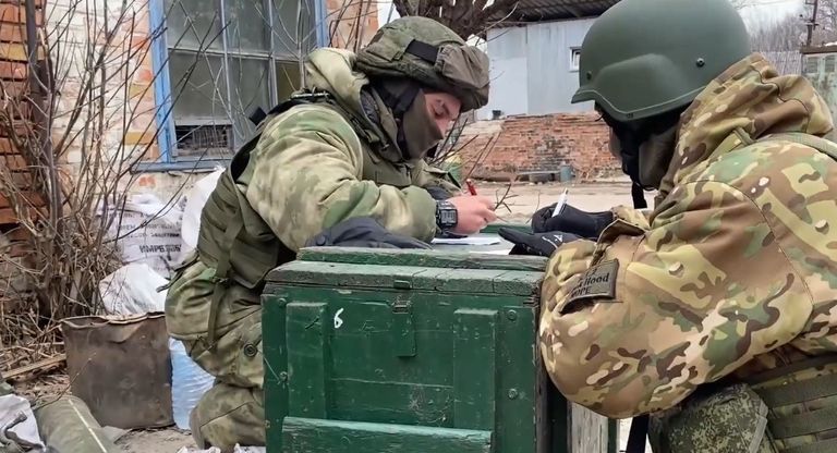 جنود روس يكتبون رسائل إلى أسرهم - روسيا اليوم