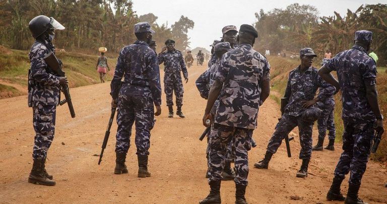 الزوجان الأمريكيان مع أطفالهما الثلاثة بالتبني