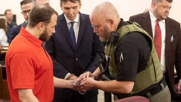 لي كلارك بعد خروجه من السجن