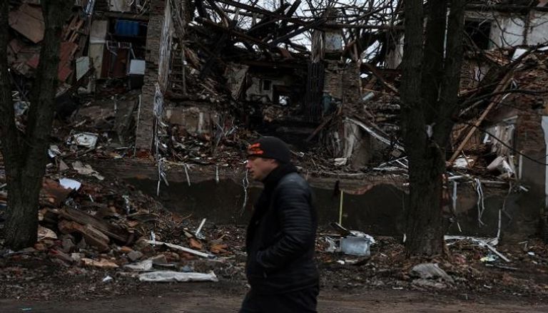 رجل يسير في شارع مزقته الحرب بمنطقة دونيتسك بأوكرانيا