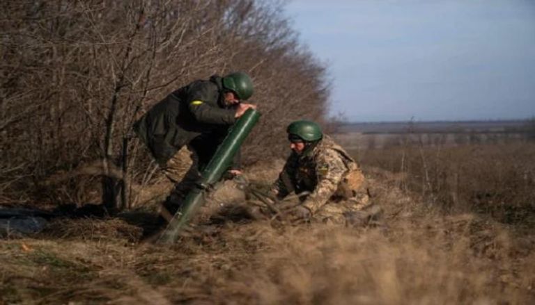 جنود أوكرانيون يطلقون قذيفة مورتر - أرشيفية