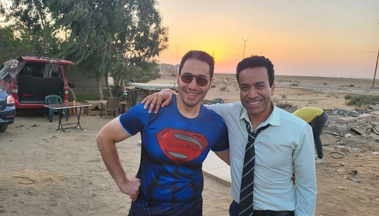 سامح حسين مع طفلين من أبطال الفيلم