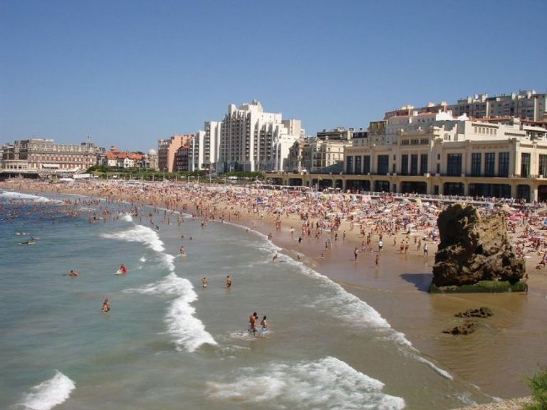شاطئ بياريز العظيم أجمل شواطئ فرنسا السياحية