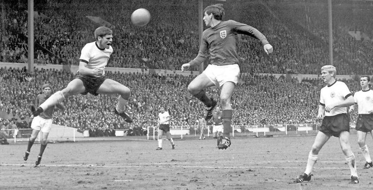 من مباراة إنجلترا وألمانيا في نهائي كأس العالم 1966 كأس العالم