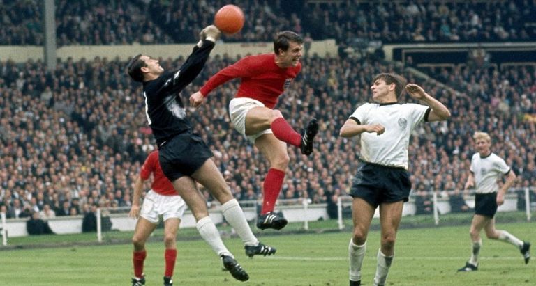 من مباراة إنجلترا وألمانيا في نهائي كأس العالم 1966 كأس العالم