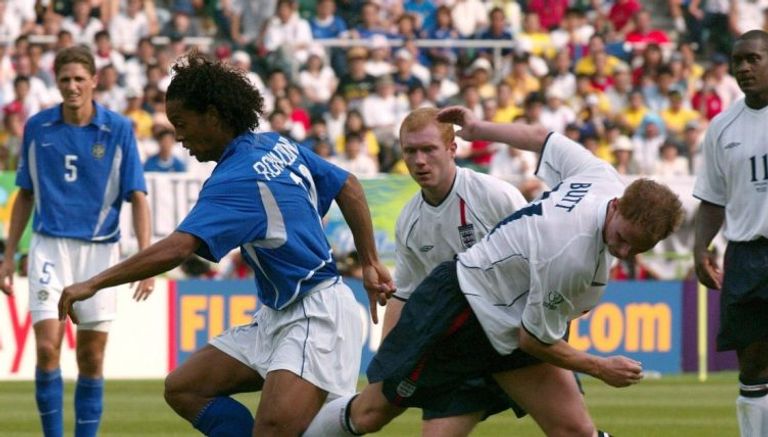 مهارات رونالدينيو هدف رونالدينيو في إنجلترا سنة 2002