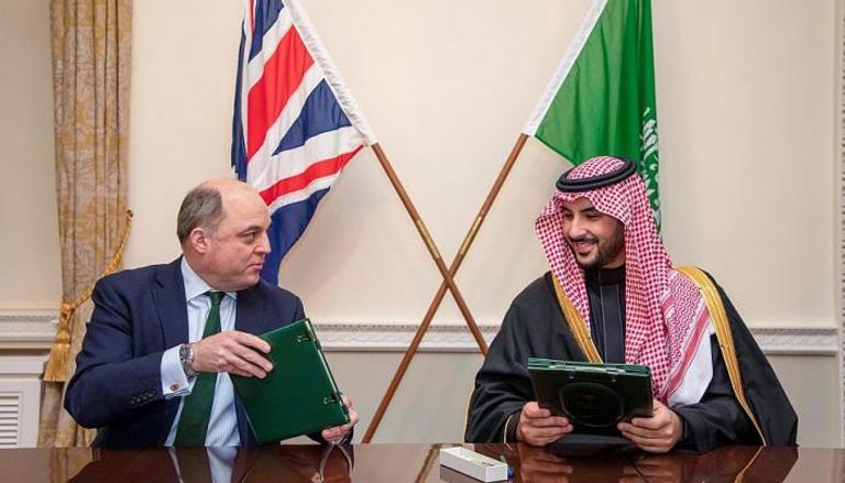 وزير الدفاع السعودي ونظيره البريطاني يوقعان الاتفاقية