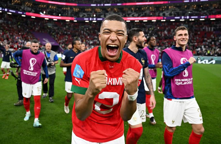 كليان مبابي بقميص أشرف حكيمي نجم منتخب المغرب منتخب المغرب في كأس العالم 2022