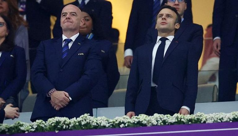 إيمانويل ماكرون رئيس فرنسا في نصف نهائي كأس العالم 2022