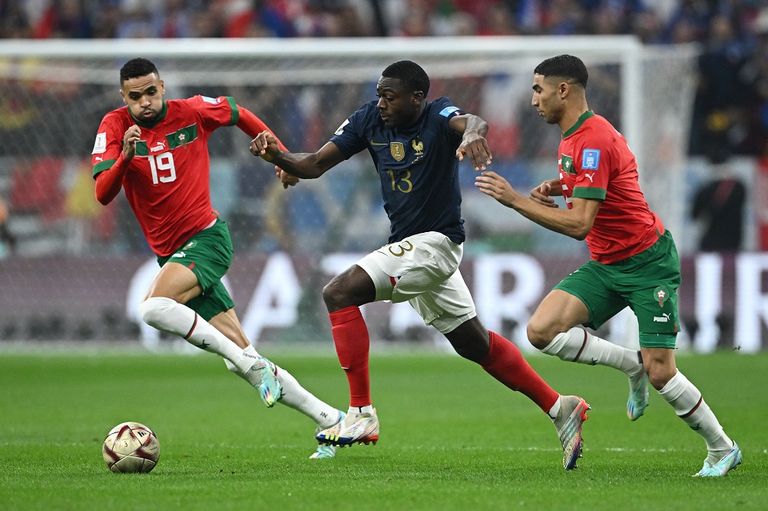 مباراة المغرب وفرنسا في نصف نهائي كأس العالم 2022 إيمانويل ماكرون رئيس فرنسا في نصف نهائي كأس العالم 2022