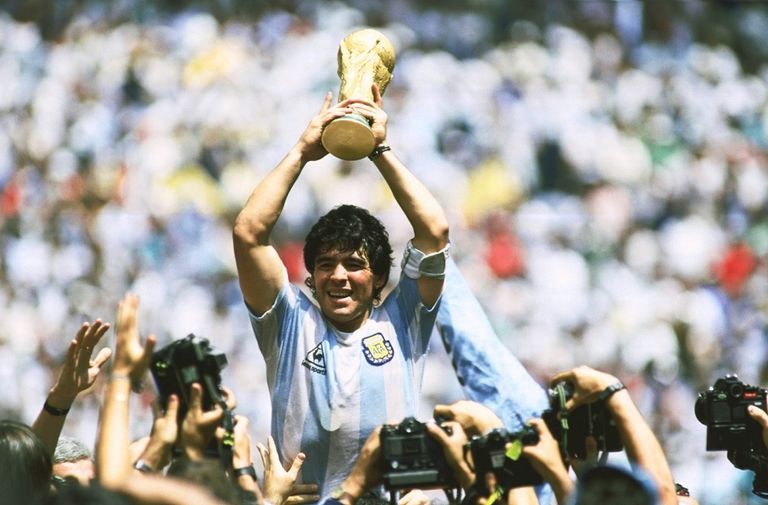 مارادونا قائد منتخب الأرجنتين يحمل كأس العالم 1986 مارادونا قائد الأرجنتين في كأس العالم 1986