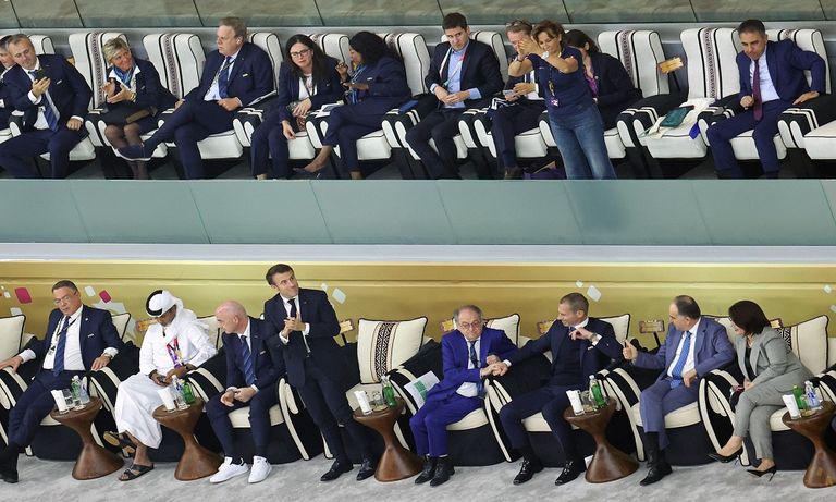 ماكرون بعد فوز المنتخب الفرنسي على نظيره المغربي - الفرنسية