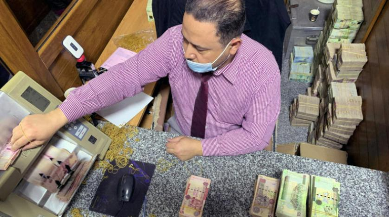 الانقسام السياسي يصعّب حياة الليبيين