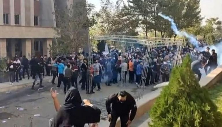 الشرطة الإيرانية تستخدم قنابل الغاز المسيل للدموع لتفريق المتظاهرين