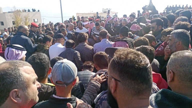 عاهل الأردن خلال تقديم واجب العزاء في العقيد الدلابيح