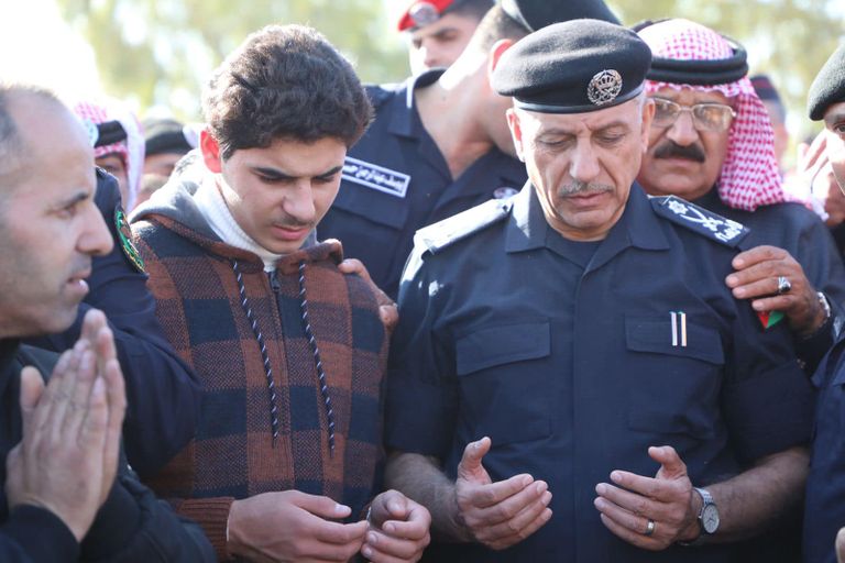 عاهل الأردن خلال تقديم واجب العزاء في العقيد الدلابيح