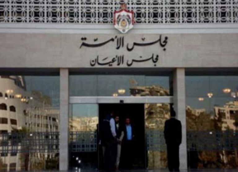 عاهل الأردن خلال تقديم واجب العزاء في العقيد الدلابيح