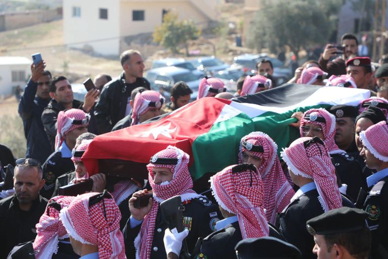 عاهل الأردن خلال تقديم واجب العزاء في العقيد الدلابيح