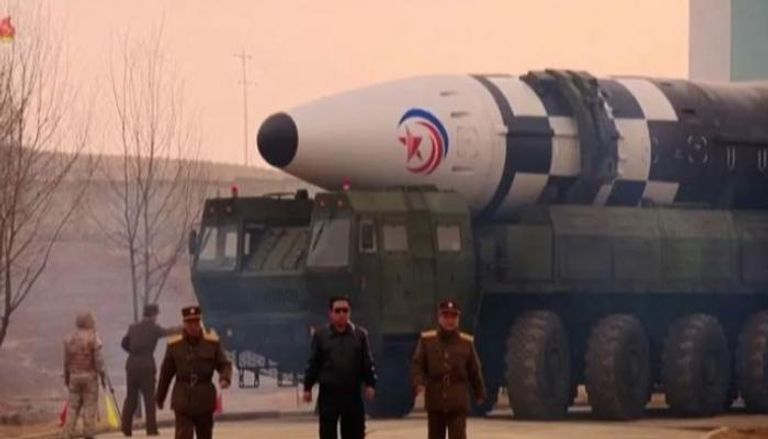 زعيم كوريا الشمالية كيم جونغ أون أمام صاروخ
