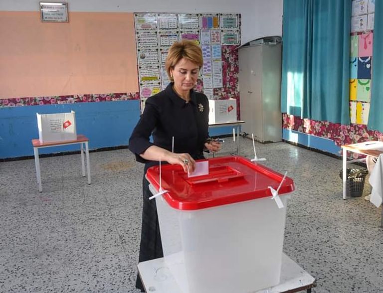 الرئيس التونسي قيس سعيد خلال الإدلاء بصوته في الانتخابات التشريعية