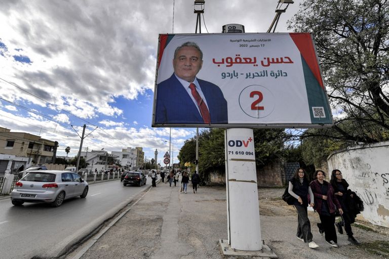 فتاة تونسية أمام ملصقات انتخابية - (أ ف ب)
