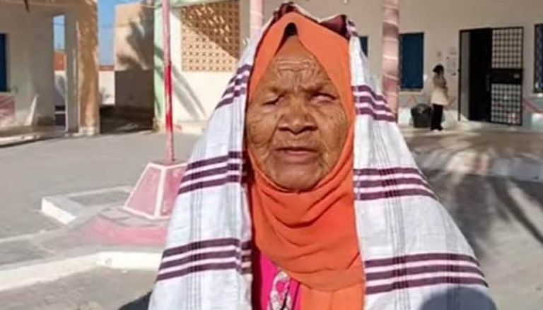 مسنة تونسية تدلي بصوتها في الانتخابات