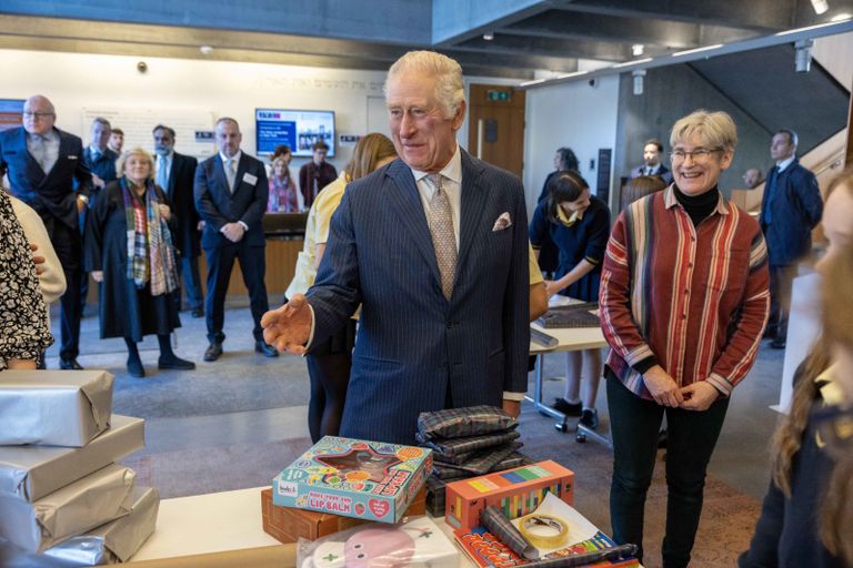 تشارلز يرقص وسط ناجين من الهولوكوست