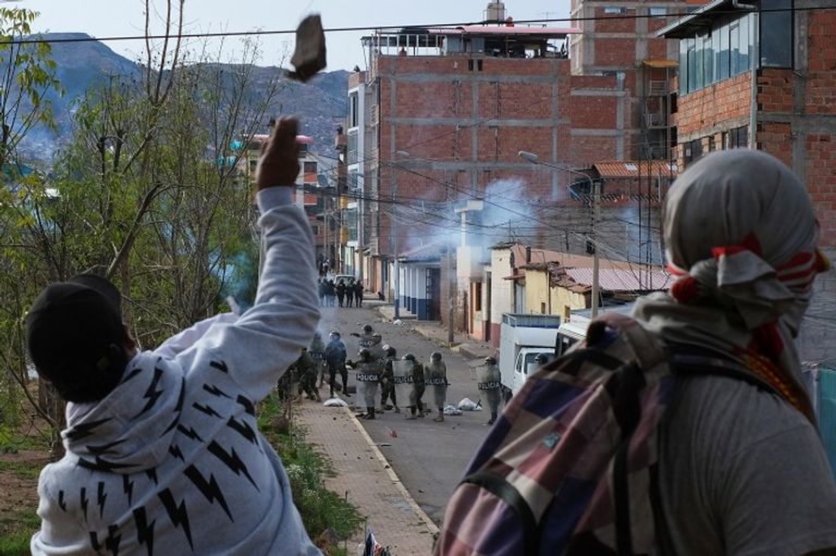 مصادمات بين المحتجين ورجال الشرطة في بيرو رئيسة بيرو دينا بولوارتي