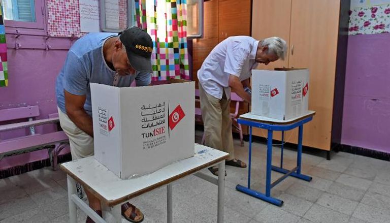 مصوتون بالانتخابات البرلمانية التونسية