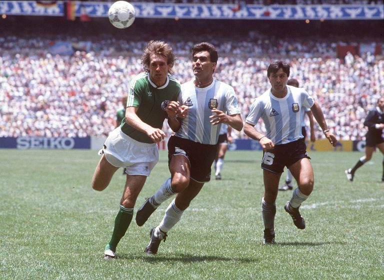 براون لاعب الأرجنتين في نهائي كأس العالم خلال التحاماته مع لاعبي ألمانيا