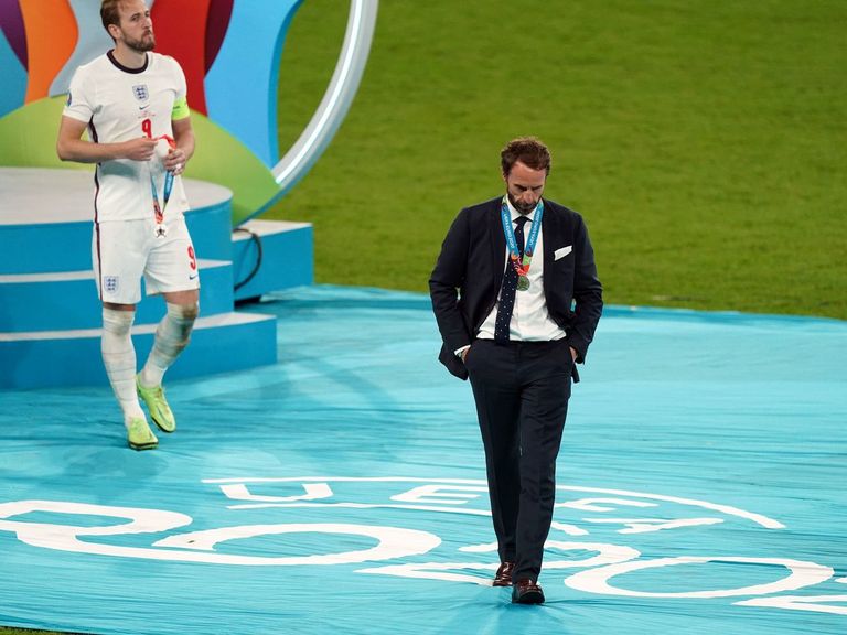 ساوثجيت يرتدي ميدالية يورو 2020 الفضية