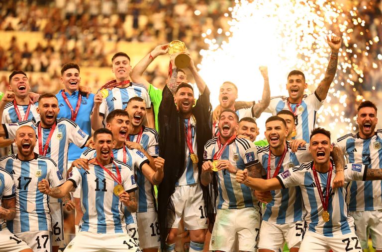 ليونيل ميسي يحمل كأس العالم
