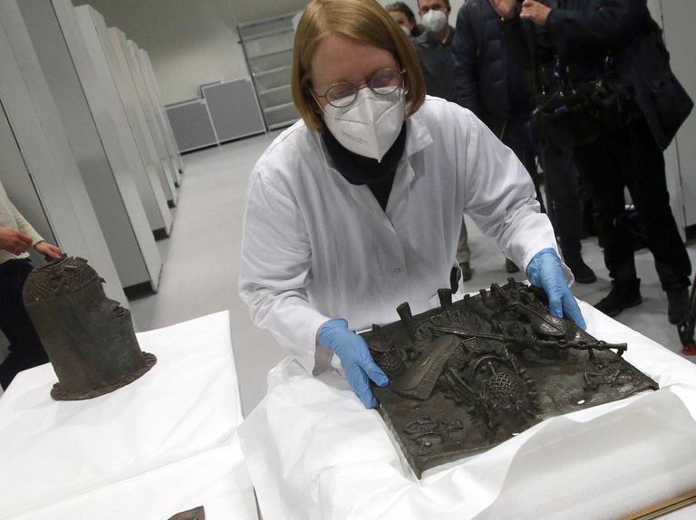 وزيرتا الخارجية أنالينا بيربوك والدولة للثقافة كلوديا روث