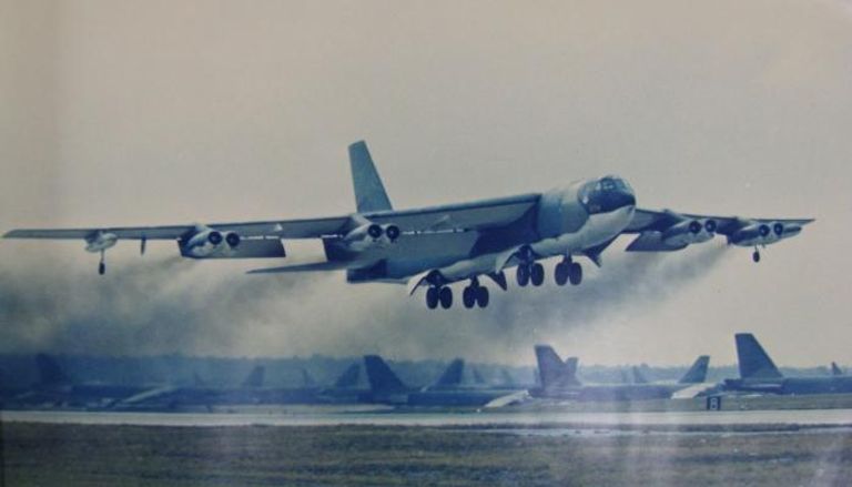 قاذفة من طراز B-52 تقلع من قاعدة أندرسون الجوية لدعم عملية لاين بيكر 2