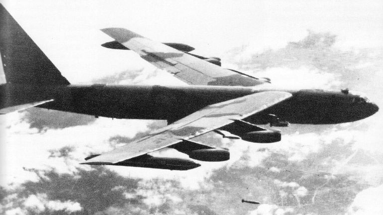 قاذفة من طراز B-52 تقلع من قاعدة أندرسون الجوية لدعم عملية لاين بيكر 2